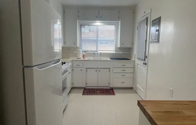 Spacious 1+1 in Burbank