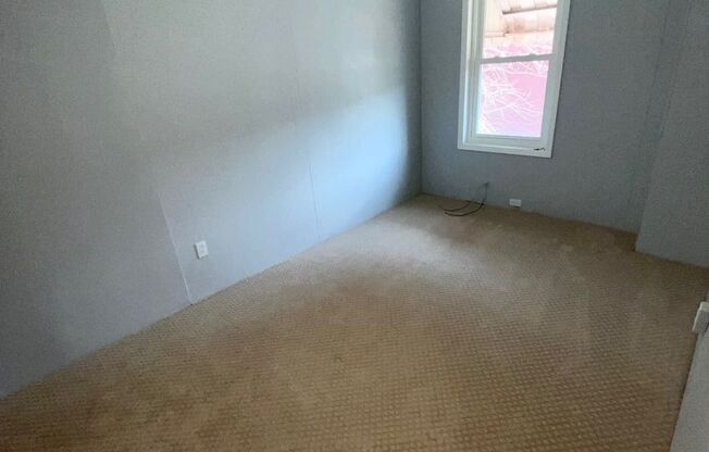 Newly Renovated 2 Bedroom 2 Bathroom Duplex in Hazelwood- New Flooring and Central Air!!