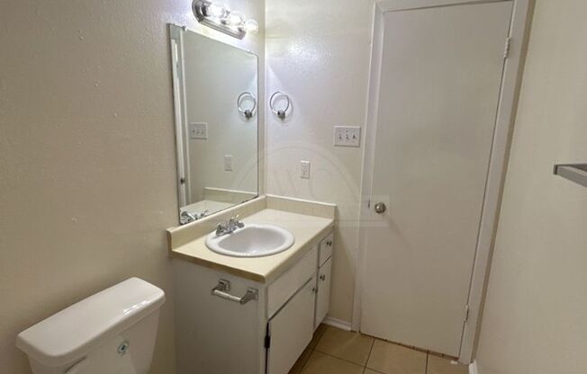 2 beds, 1 bath, $825, Unit 1906 Cedarhill Unit A