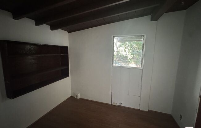 825 N BEVERLY GLN BLVD