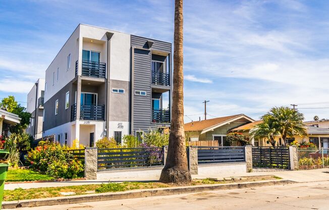 Modern Townhomes with Parking and In-Unit Laundry in Prime Hollywood Location!