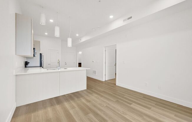 2 beds, 1 bath, $1,300, Unit 214