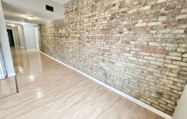 3 beds, 1 bath, $1,500, Unit 1726-02
