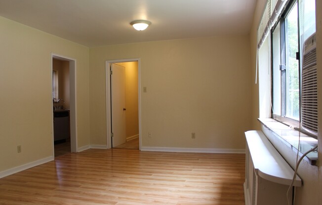 2 beds, 1 bath, 710 sqft, $1,660, Unit 08C