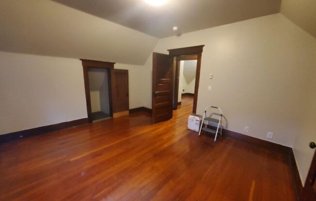 4 beds, 1 bath, $3,000, Unit 5252