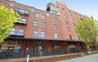 Historic Chown Pella 1 Bedroom Condo in the heart of the Pearl!