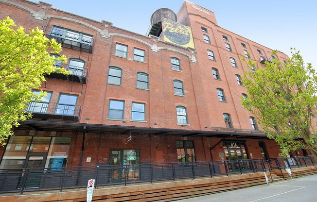 Historic Chown Pella 1 Bedroom Condo in the heart of the Pearl!