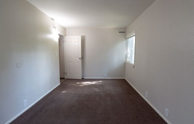 2 beds, 1 bath, 784 sqft, $1,100, Unit 1808 3E