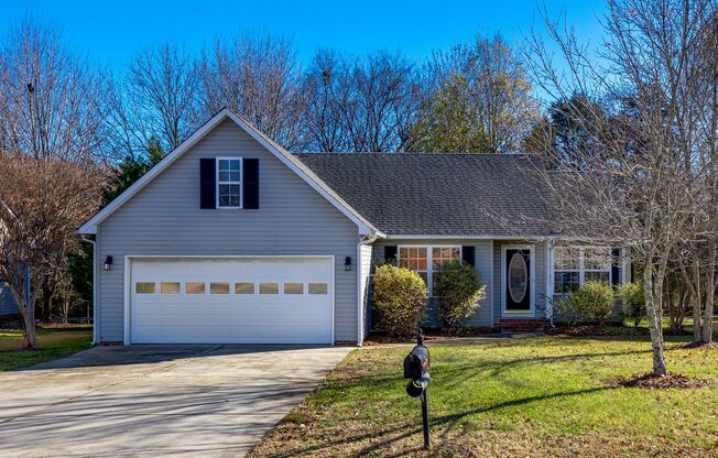 Adorable 3 Bedroom 2 bath RANCH in Fort Mill!