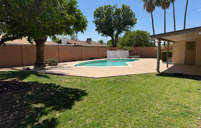 1909 E LN JOLLA DR