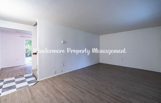 *AVAILABLE NOW!* Conveniently located 2 bed with fenced backyard