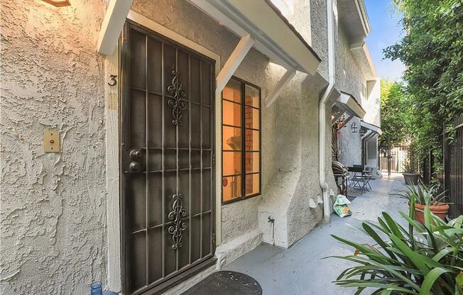 Very Nicely Updated Townhouse in Hollywood