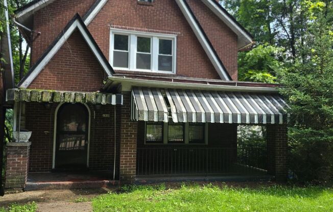 3 Bedroom House with Beautiful Front Porch - Conveniently Located