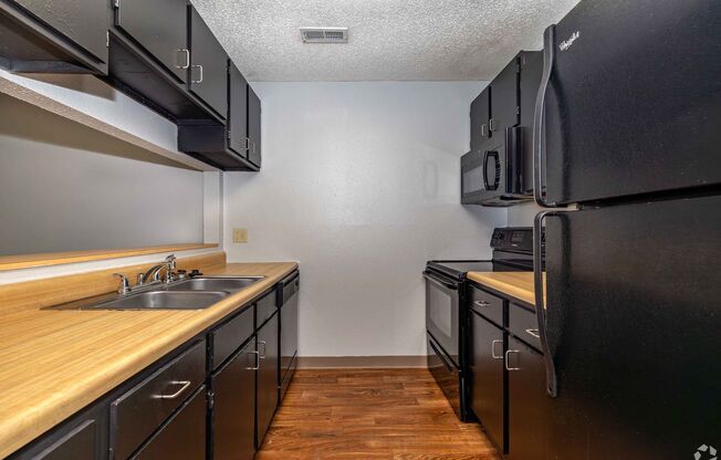 2 beds, 2 baths, 800 sqft, $955