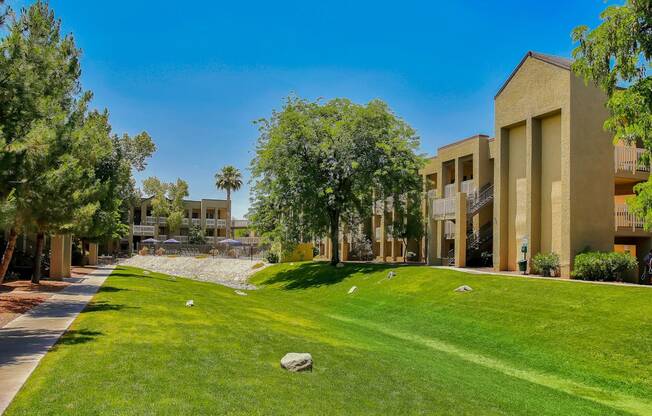 the preserve at ballantyne commons apartments courtyard