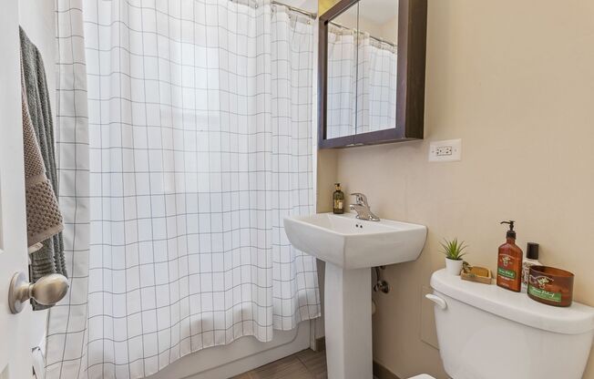 2 beds, 1 bath, 655 sqft, $2,650, Unit 617-B3