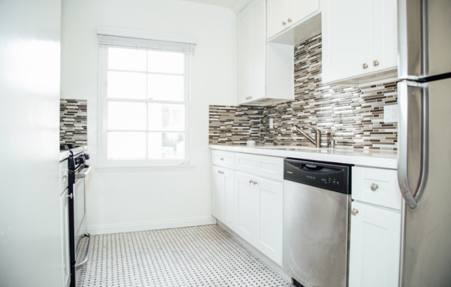 Hollister and 6th Street Apartments