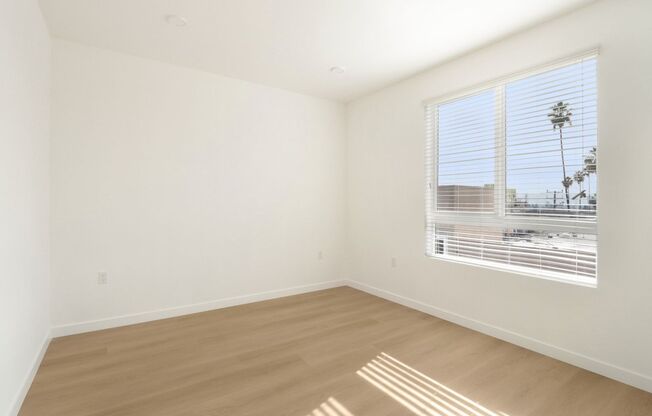 2 beds, 1 bath, $2,700, Unit 301