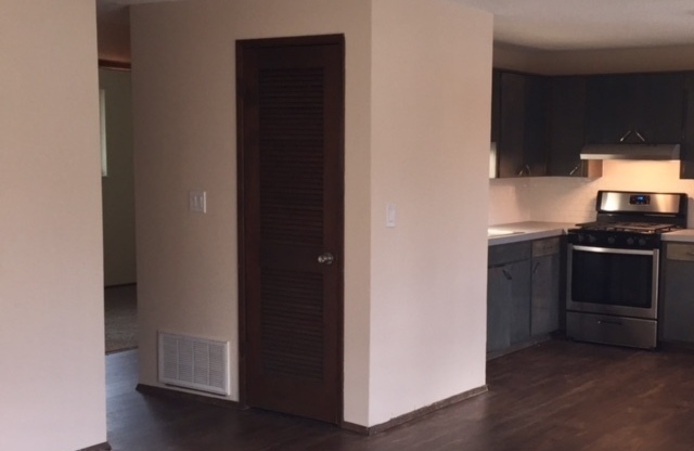 2 beds, 1 bath, 855 sqft, $1,595, Unit Ohm #4