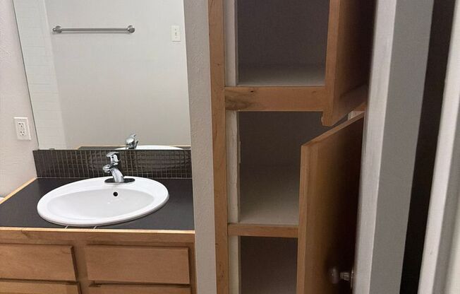 1 bed, 1 bath, 700 sqft, $999, Unit ELP2200-204