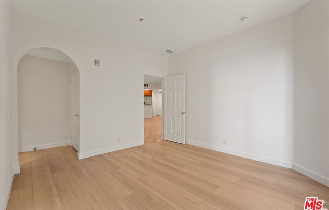 2 beds, 1 bath, 979 sqft, $2,850, Unit 122