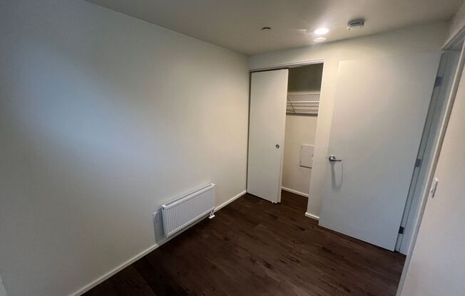 MODERN & TOP FLOOR! Views of Lake Washington & Mountains! W/D in unit!