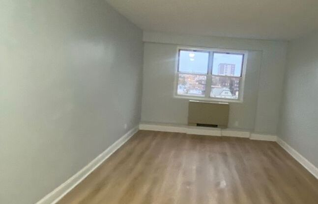 1 bed, 1 bath, $2,400, Unit 7AA