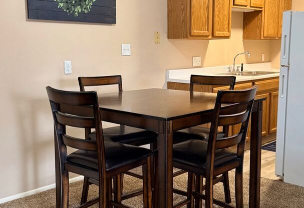 2 beds, 1 bath, 880 sqft, $795