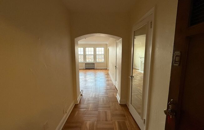 Studio, 1 bath, 413 sqft, $1,425, Unit Royal York 415