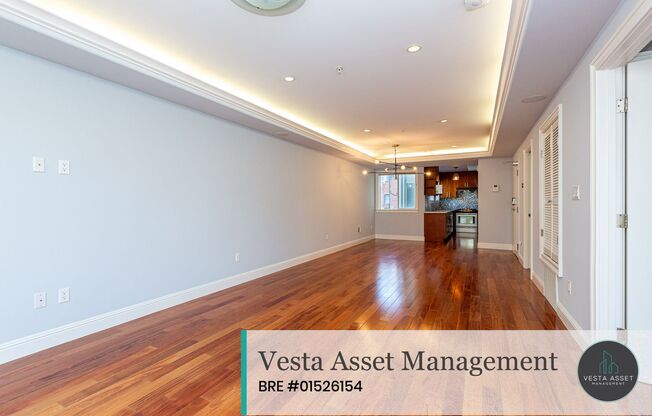SPACIOUS TOP FLOOR 3 BED/2.5 BATH CONDO WITH WASHER & DRYER AND PARKING