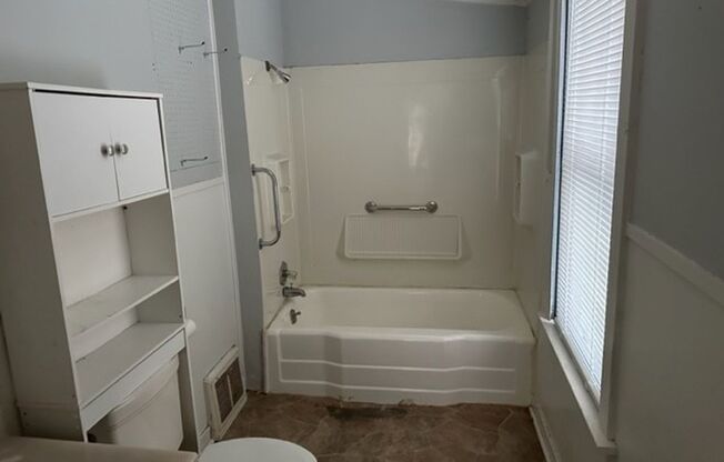 2 beds, 1 bath, $950, Unit Unit 1 (Lower)