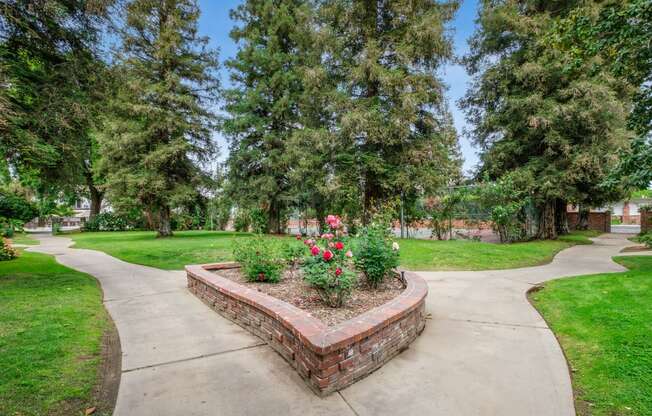 Courtyard at Scottsmen Apartments, Clovis