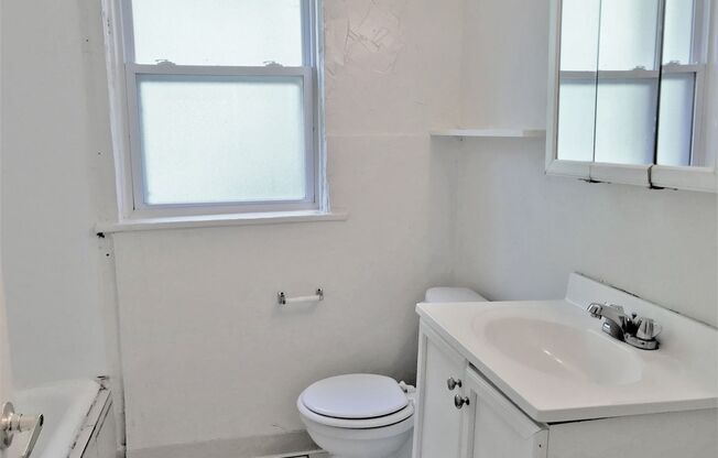 2 beds, 1 bath, $1,350, Unit 2104