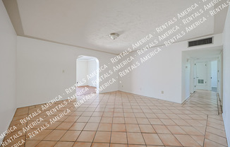 2114 W MYRTLE AVE