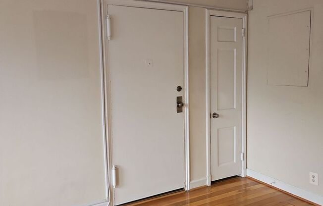 Charming 1 Bed 1 Bth Condo With Balcony In Vibrant Fairlington Villages