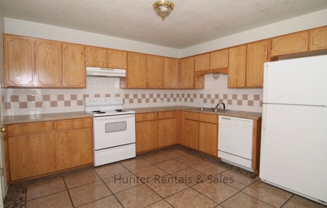 3 beds, 2 baths, $1,250, Unit Unit B