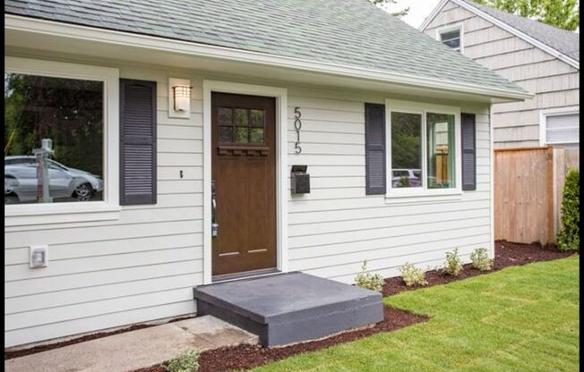 Charming 3-Bedroom Home with Spacious Yard in SE Portland – Available After July 15