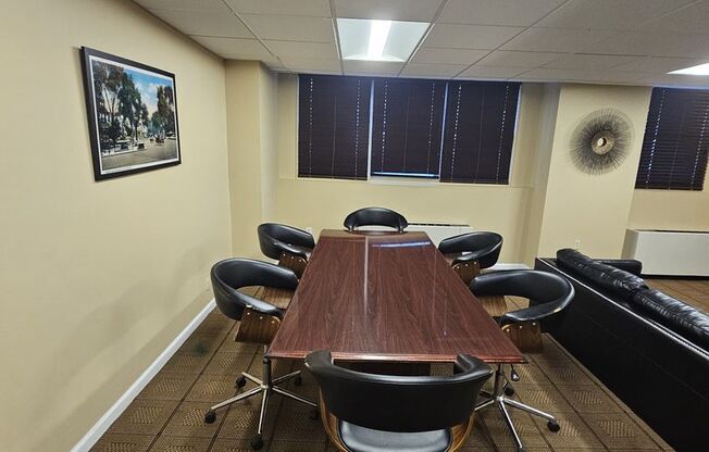 2 beds, 1 bath, 860 sqft, $1,825, Unit LJ