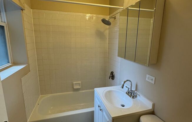 1 bed, 1 bath, $1,000, Unit 4850 #GE (G2)