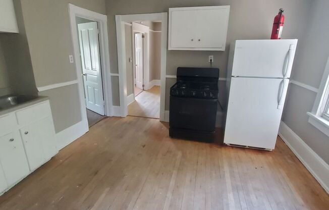 2 beds, 1 bath, 988 sqft, $895, Unit 3402 Upper