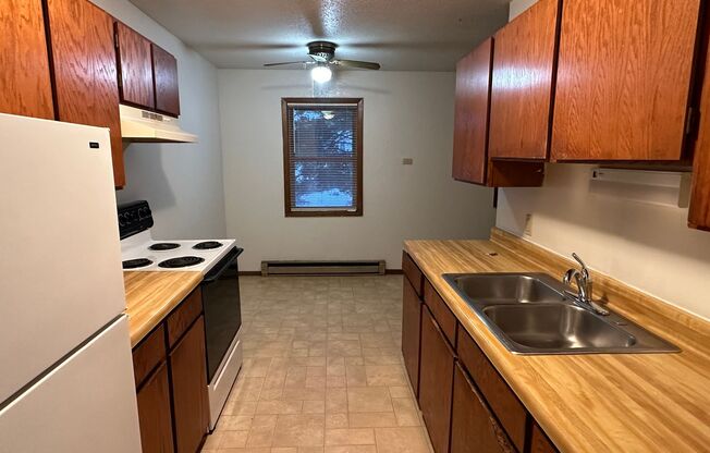 2 beds, 1 bath, $740, Unit 16-16