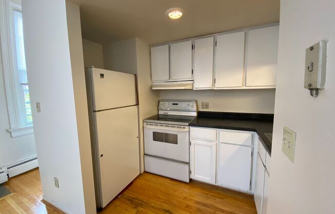 Studio, 1 bath, 480 sqft, $950, Unit Unit 4