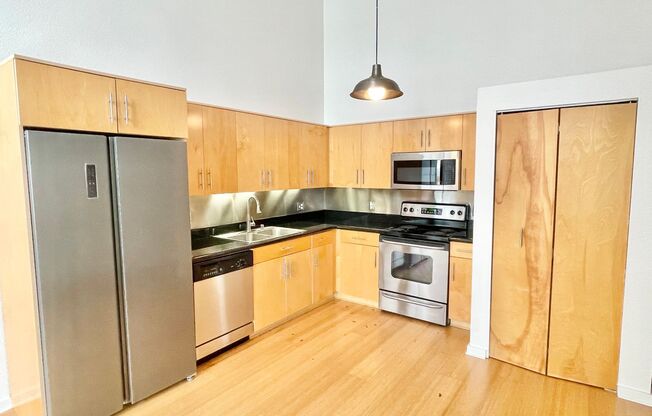 HUGE 2 Level 2br/1.5Ba Loft, High Ceilings, Laundry, Central Location! PROGRESSIVE