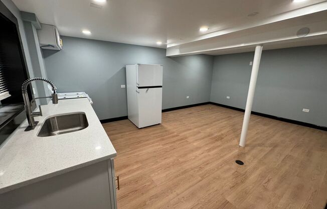 Spacious 1BR Single-Family Near 55th & Whipple — Heat & Hot Water Included