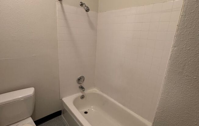 2 beds, 1 bath, 750 sqft, $1,100, Unit 9
