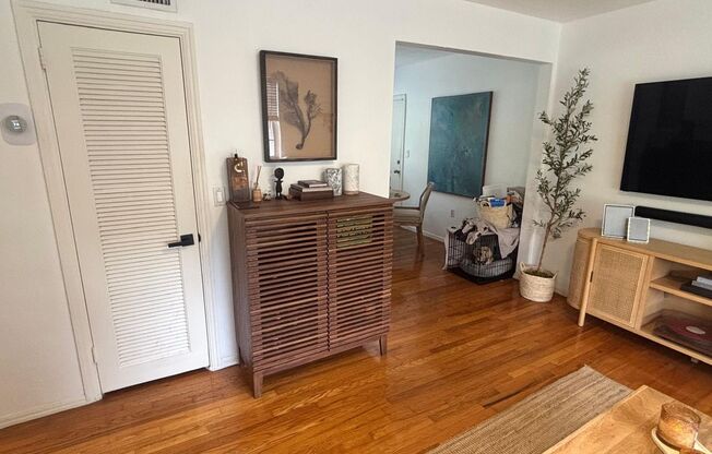 Charming - Premium Location 1 Bed/1 b unit