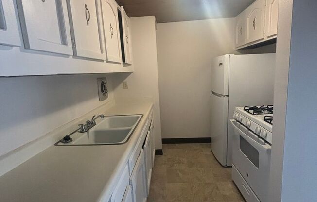 3 beds, 1.5 baths, 1,204 sqft, $1,569, Unit 5180 04