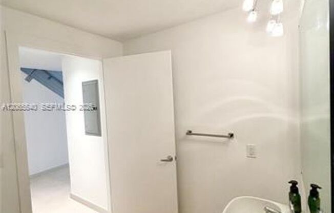 1 bed, 1.5 baths, $3,100, Unit # 206