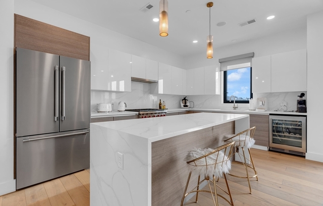 3 beds, 2 baths, 1,391 sqft, $5,500, Unit PH702