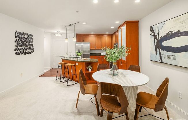 Quiet Magnolia condo within walking distance to Discovery park & Ballard Locks